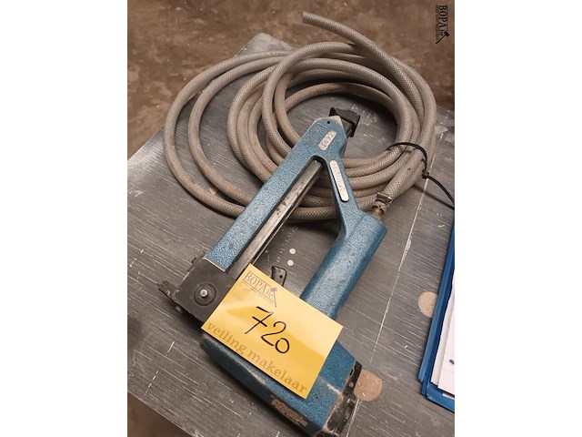 Lot 720 - pneumatische tacker - afbeelding 1 van  3