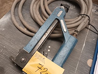 Lot 720 - pneumatische tacker - afbeelding 1 van  3