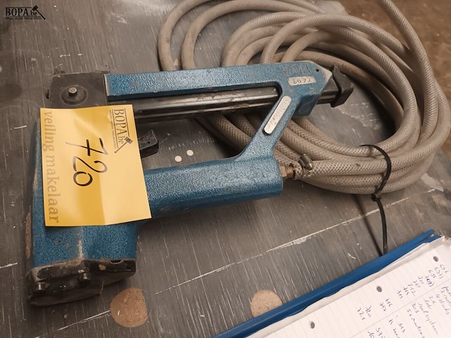 Lot 720 - pneumatische tacker - afbeelding 2 van  3