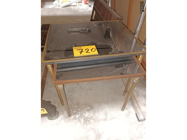Lot 720 - set van 2 nesttafeltjes in koper - afbeelding 1 van  3