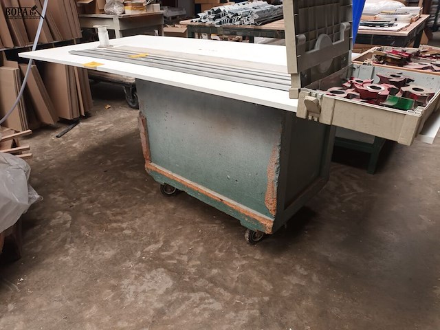 Lot 721 - houten werkbank op wielen. 2 stuks - afbeelding 2 van  3