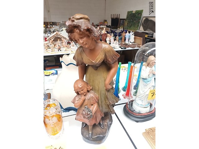 Lot 723 - beeld in gips bonne fête - afbeelding 1 van  4