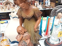 Lot 723 - beeld in gips bonne fête - afbeelding 1 van  4