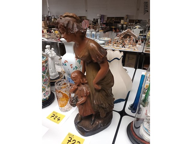 Lot 723 - beeld in gips bonne fête - afbeelding 2 van  4