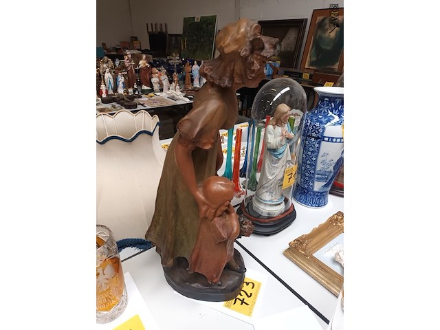 Lot 723 - beeld in gips bonne fête - afbeelding 3 van  4