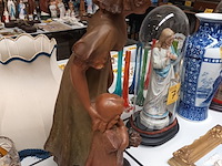 Lot 723 - beeld in gips bonne fête - afbeelding 3 van  4