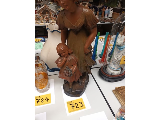 Lot 723 - beeld in gips bonne fête - afbeelding 4 van  4