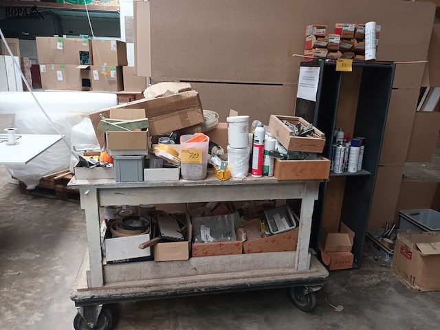 Lot 723 - werkbank en kast met materiaal - afbeelding 1 van  6