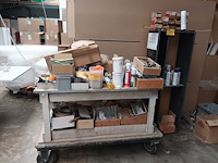 Lot 723 - werkbank en kast met materiaal - afbeelding 1 van  6