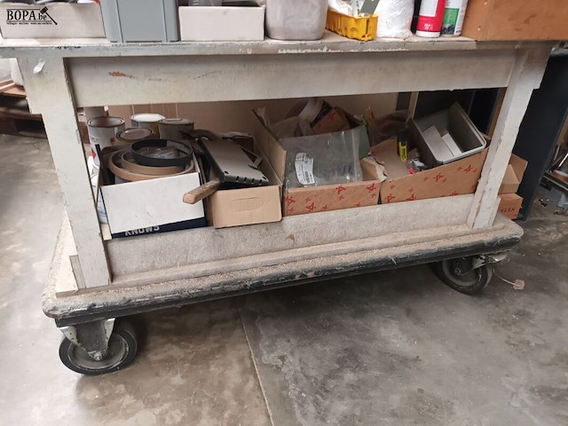 Lot 723 - werkbank en kast met materiaal - afbeelding 2 van  6