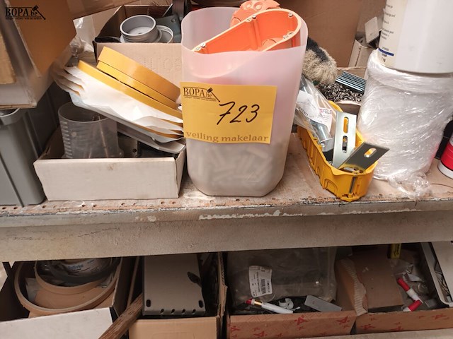Lot 723 - werkbank en kast met materiaal - afbeelding 4 van  6