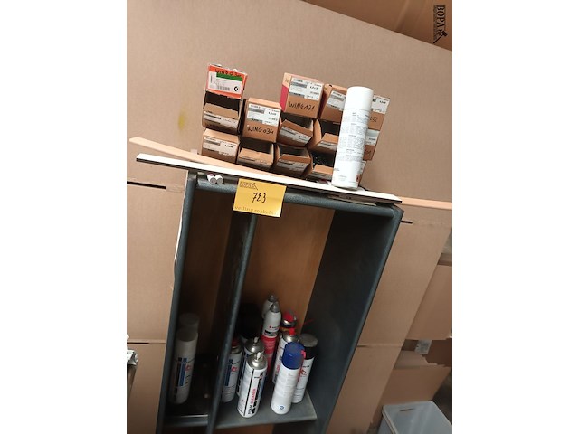 Lot 723 - werkbank en kast met materiaal - afbeelding 5 van  6