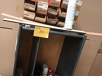 Lot 723 - werkbank en kast met materiaal - afbeelding 5 van  6