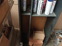 Lot 723 - werkbank en kast met materiaal - afbeelding 6 van  6