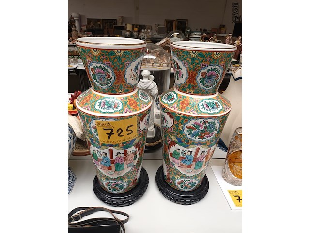 Lot 725 - koppel chinese vazen - afbeelding 1 van  4