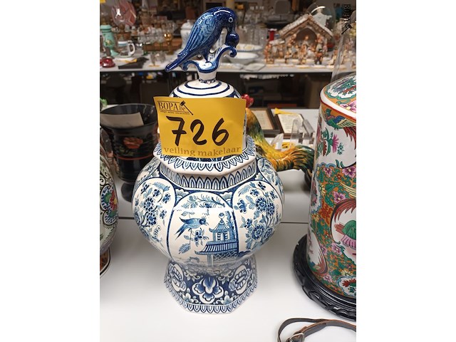 Lot 726 - dekselvaas met vogel - afbeelding 1 van  5