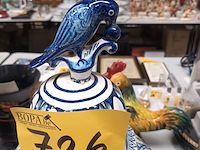 Lot 726 - dekselvaas met vogel - afbeelding 2 van  5