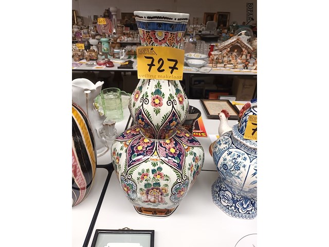 Lot 727 - siervaas delfts polychrome - afbeelding 1 van  4