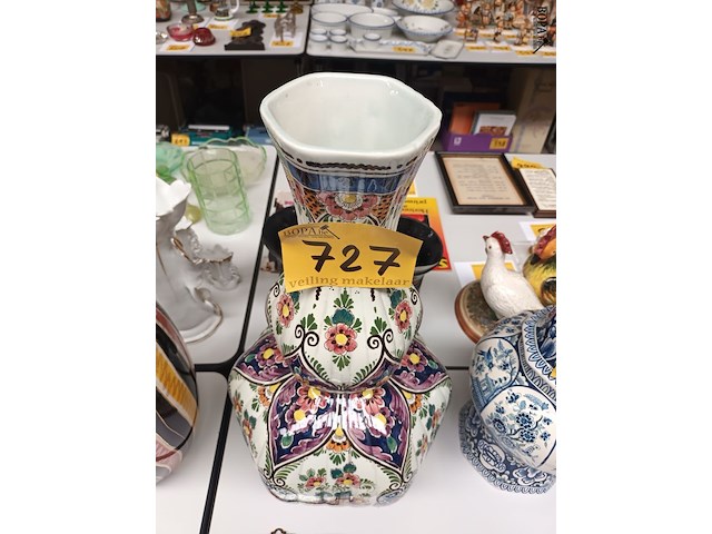 Lot 727 - siervaas delfts polychrome - afbeelding 2 van  4