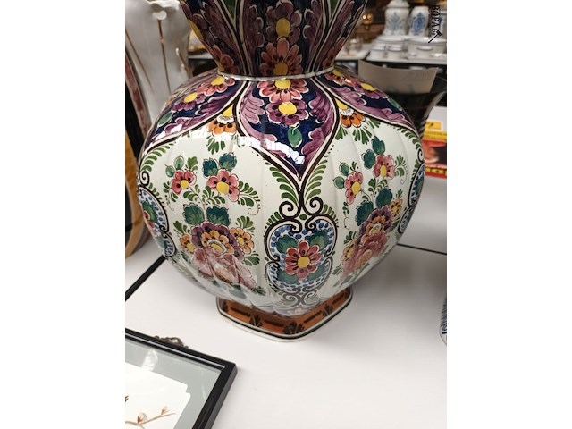 Lot 727 - siervaas delfts polychrome - afbeelding 3 van  4