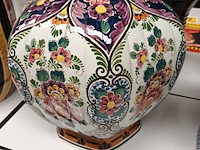 Lot 727 - siervaas delfts polychrome - afbeelding 3 van  4