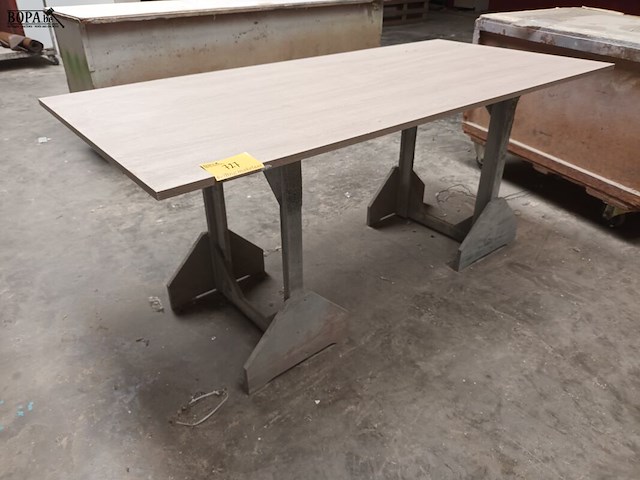 Lot 727 - werkblad op houten schragen - afbeelding 1 van  2