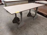Lot 727 - werkblad op houten schragen - afbeelding 1 van  2