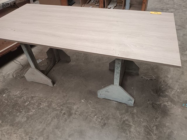 Lot 727 - werkblad op houten schragen - afbeelding 2 van  2