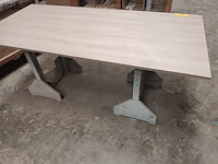 Lot 727 - werkblad op houten schragen - afbeelding 2 van  2