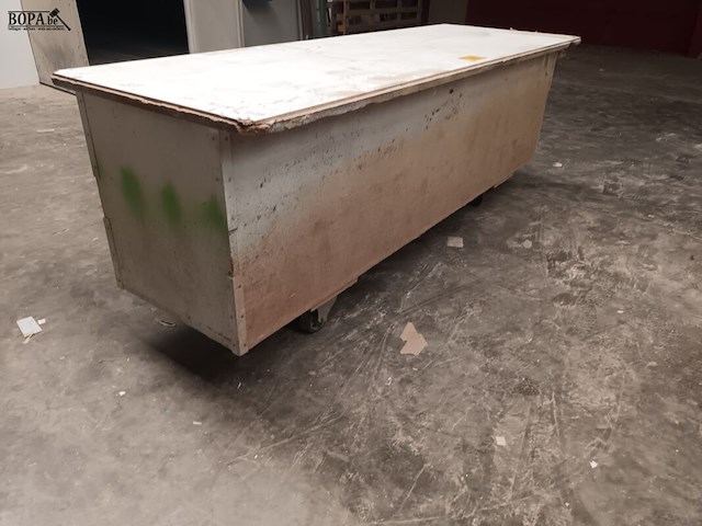 Lot 728 - houten werkbank op wielen - afbeelding 1 van  3