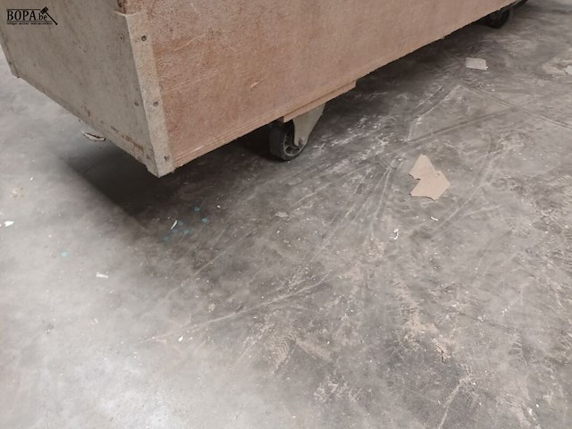 Lot 728 - houten werkbank op wielen - afbeelding 2 van  3