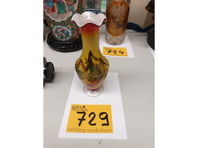 Lot 729 - vaasje in glas - afbeelding 1 van  3