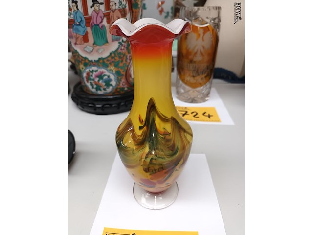 Lot 729 - vaasje in glas - afbeelding 2 van  3