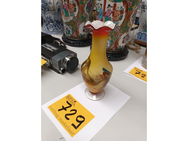 Lot 729 - vaasje in glas - afbeelding 3 van  3