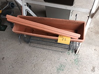 Lot 73 - balkonbakken met houder. 3 stuks - afbeelding 1 van  3