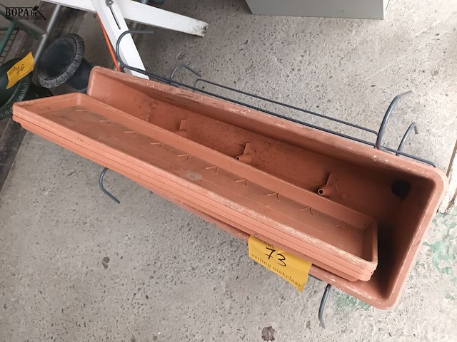 Lot 73 - balkonbakken met houder. 3 stuks - afbeelding 3 van  3