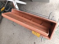 Lot 73 - balkonbakken met houder. 3 stuks - afbeelding 3 van  3