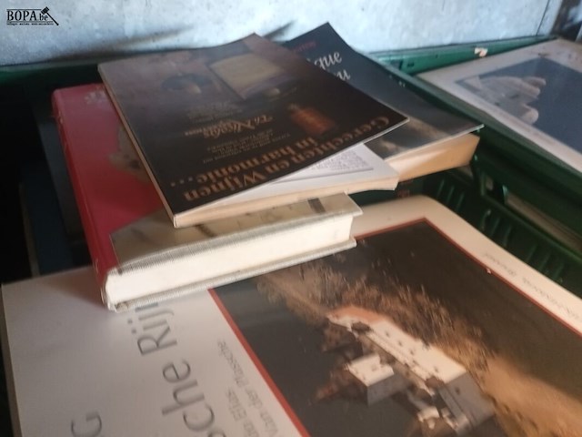 Lot 73 - boeken. 2 bakken - afbeelding 2 van  3
