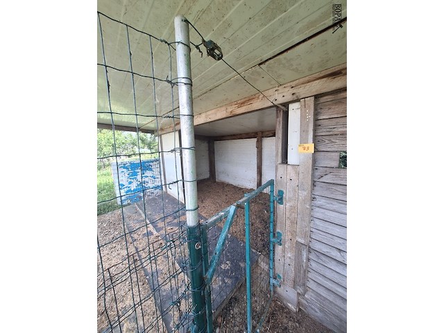 Lot 73 - dierenhok - afbeelding 2 van  3