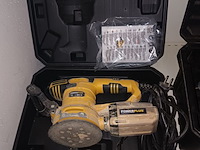 Lot 73 - excentrische schuurmachine powerplus - afbeelding 1 van  4