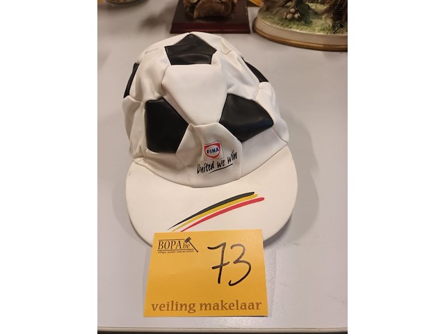 Lot 73 - fina pet - afbeelding 1 van  4