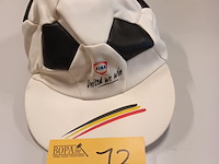 Lot 73 - fina pet - afbeelding 1 van  4