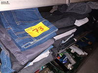 Lot 73 - herenbroeken en truien - afbeelding 1 van  5