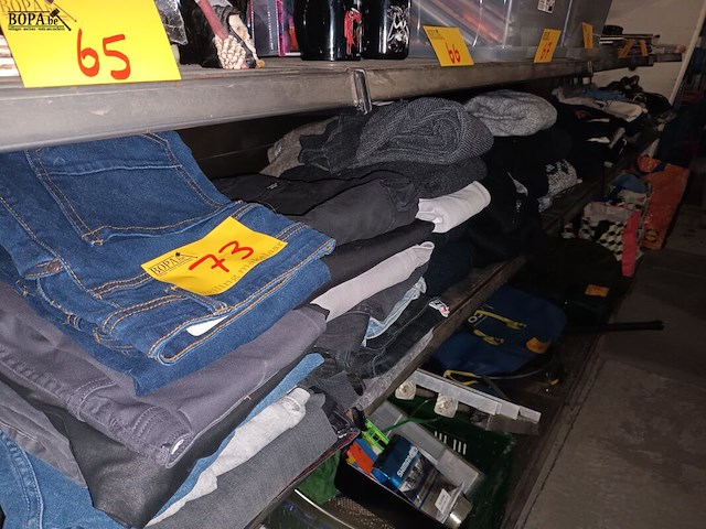 Lot 73 - herenbroeken en truien - afbeelding 2 van  5