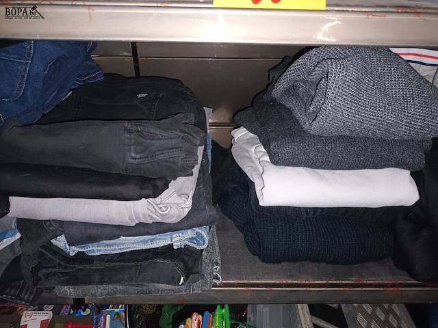 Lot 73 - herenbroeken en truien - afbeelding 3 van  5