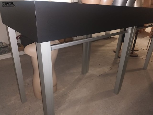 Lot 73 - hoge tafel voor winkel - afbeelding 2 van  2