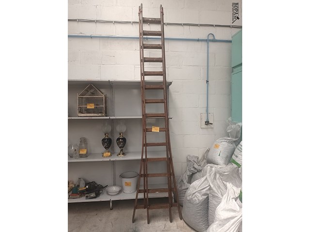 Lot 73 - houten dubbele trapladder - afbeelding 1 van  3
