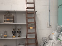 Lot 73 - houten dubbele trapladder - afbeelding 1 van  3