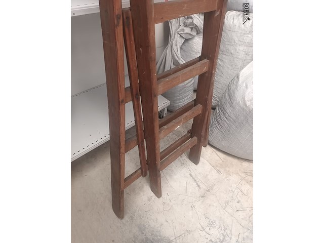 Lot 73 - houten dubbele trapladder - afbeelding 2 van  3