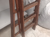 Lot 73 - houten dubbele trapladder - afbeelding 2 van  3
